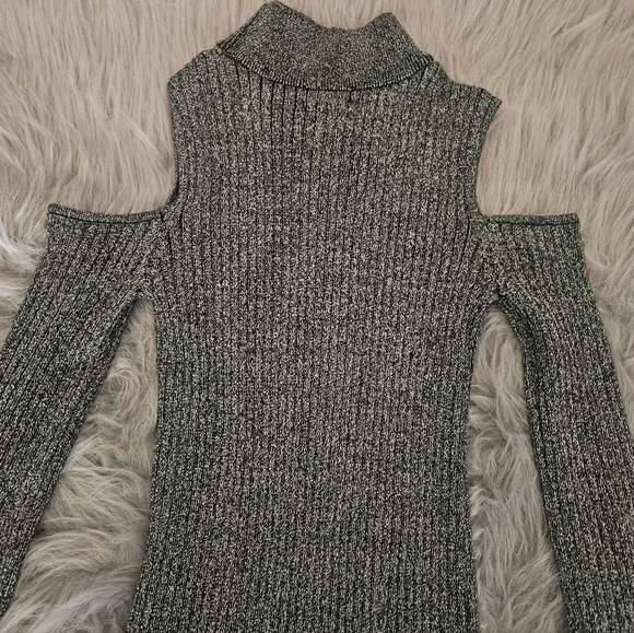 Shoulder cut off long sleeve sweater by Questions - Picture 2 of 9
